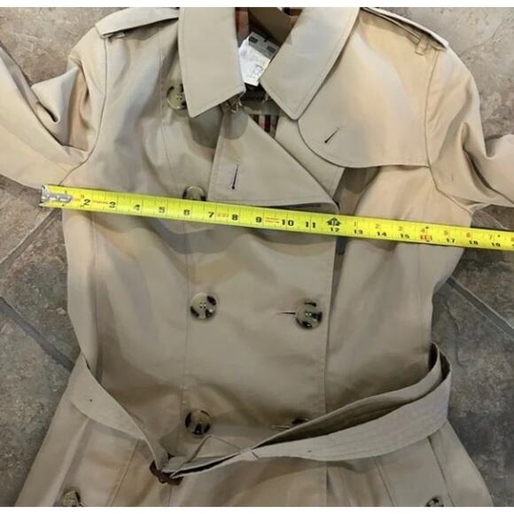 Women's Burberry, England Chelsea trench coat size 8 made in England. NWT. - Picture 14 of 16